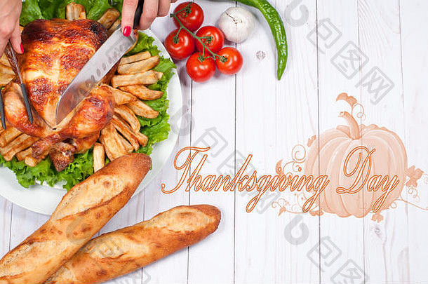 自制的烤火鸡木表格感恩节庆祝活动传统的晚餐设置食物概念