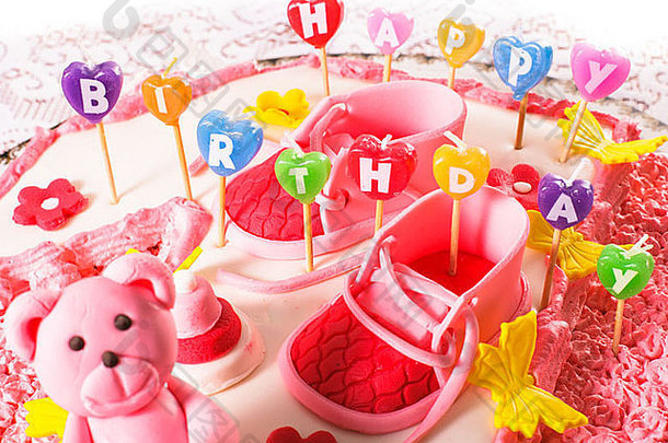 粉红色的生日蛋糕快乐生日蜡烛
