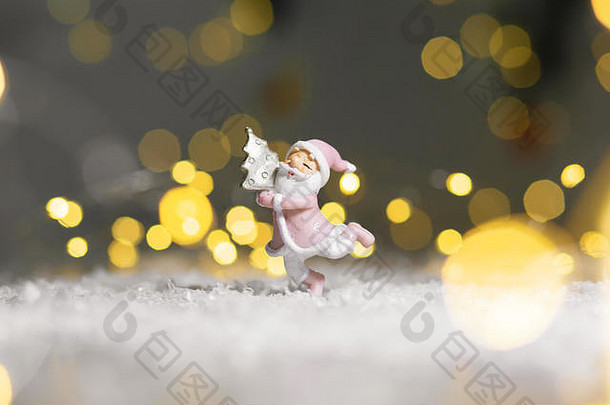装饰雕像圣诞节主题圣诞老人雕像拥抱小圣诞节树圣诞节树装饰节日装饰温暖的散景灯