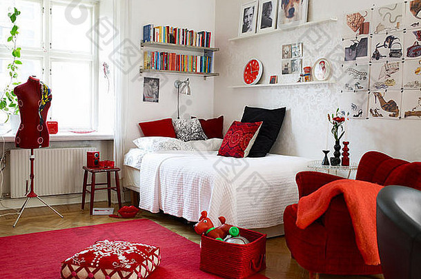 卧室红色的白色