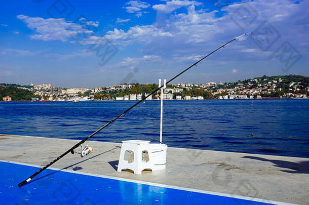 孤独的钓鱼波兰横跨博斯普鲁斯海峡伊斯坦布尔火鸡