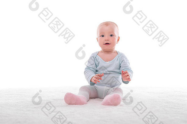 小婴儿女孩白色地毯光房间