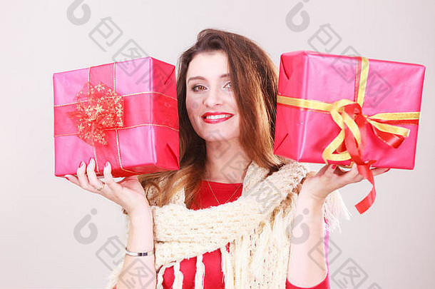 年轻的女人穿红色的衣服温暖的羊毛披肩持有礼物礼物盒子丝带圣诞节季节庆祝活动概念