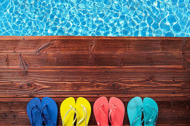 概念夏天凉鞋木蓝色的水背景