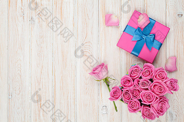 情人节一天背景礼物盒子完整的粉红色的玫瑰木表格前视图复制空间