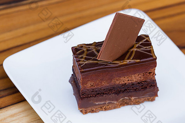 关闭蛋糕倍数层巧克力焦糖新装的黑暗巧克力广场