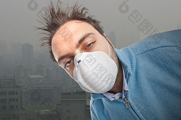 年轻的男孩面具呼吸保护工业城市