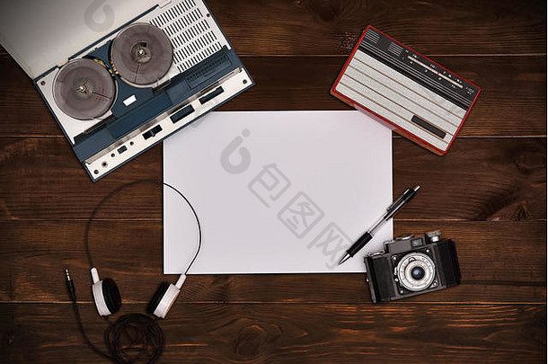 卷磁带录音机耳机古董复古的相机木表格板材纸视图