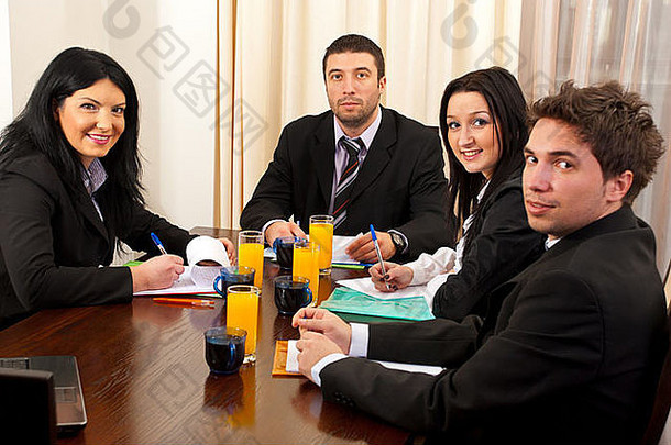 业务人规划业务会议坐着椅子表格写作论文