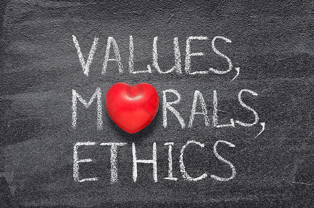 值道德道德单词写黑板红色的心象征