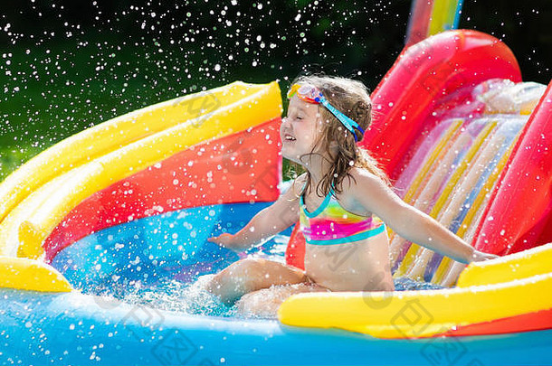 孩子玩充气婴儿池孩子们游泳幻灯片飞溅色彩斑斓的花园玩中心快乐女孩滑动游泳水