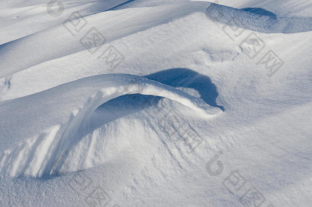 不寻常的形状光阴影新鲜的雪