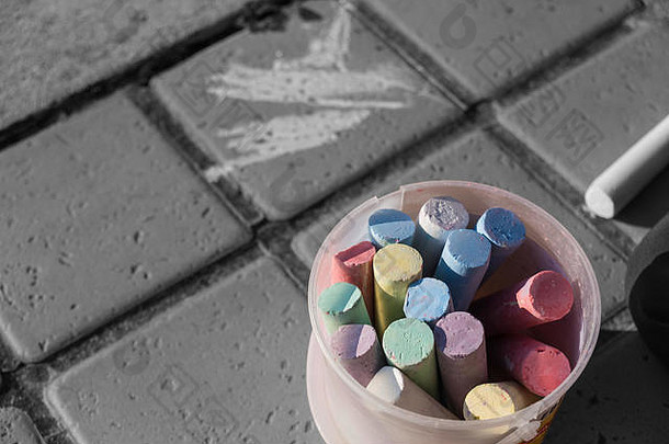 群着色用粉笔写塑料桶人行道上孩子们创造力概念上的背景
