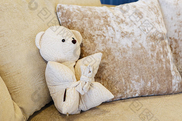 白色泰迪熊白色沙发上光枕头泰迪熊好玩的白色沙发生活房间