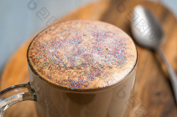 时尚的咖啡可食用的闪闪发光的杯闪亮的咖啡钻石卡布奇诺咖啡灰色的表格复制空间文本