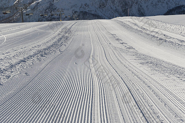 新鲜的雪美容师跟踪滑雪跑道白云石山脉