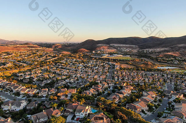 空中视图住宅现代细分奢侈品房子社区日落南加州美国