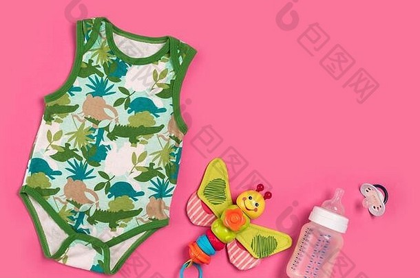 婴儿衣服配件粉红色的背景前视图