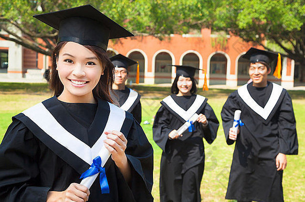 漂亮的亚洲大学研究生持有文凭同学们