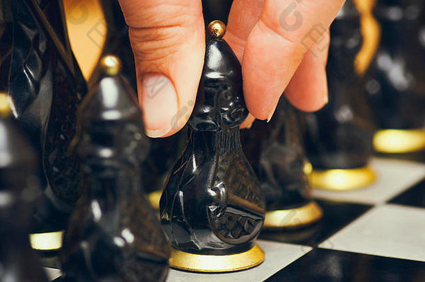 人手指黑色的兵使移动国际象棋董事会特写镜头
