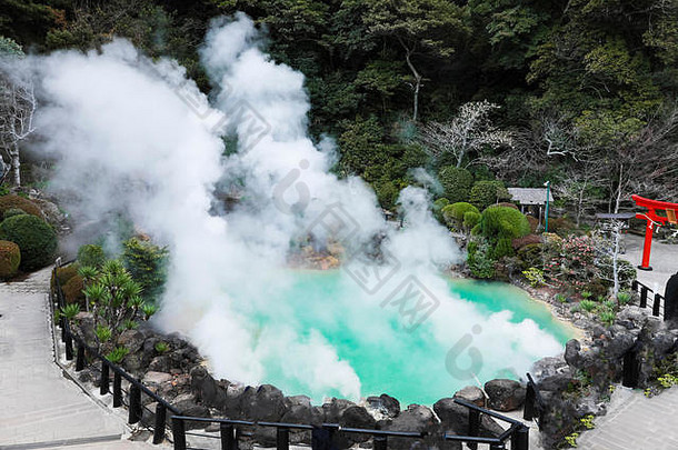 乌米地狱海地狱蓝色的水热弹簧位于别府oita日本