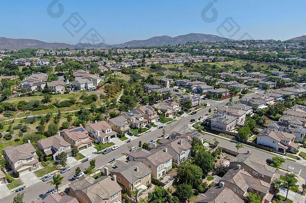 空中视图郊区社区大别墅三迭戈加州美国住宅现代细分奢侈品房子