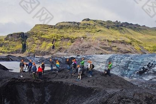 冰岛冰川集团徒步旅行者徒步旅行游客攀爬探索著名的冰川冰岛