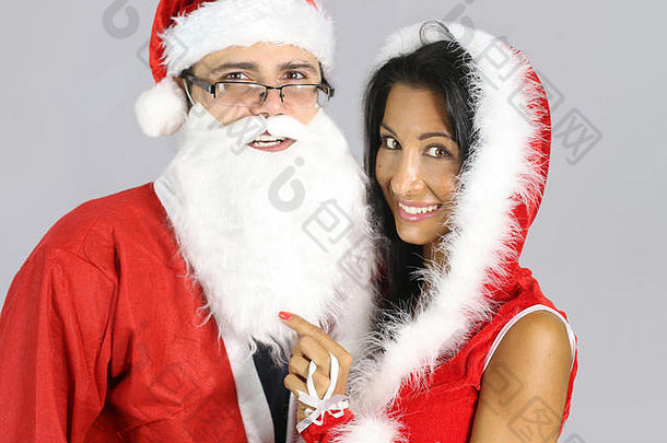 年轻的夫妇穿着圣诞老人老人