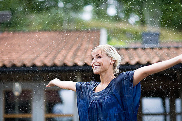 女人享受雨瑞典