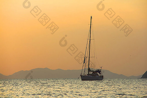 航行yaht开放海美丽的日落天空背景