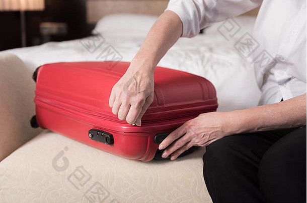 红色的现代手提箱说谎沙发