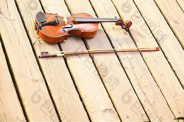 小提琴字符串木码头爱音乐概念