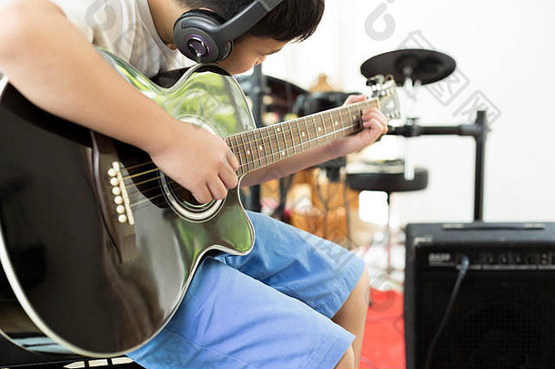 男孩玩声吉他耳机