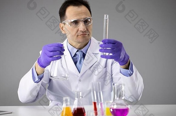 聪明的科学家保护护目镜作品化学实验室反应管