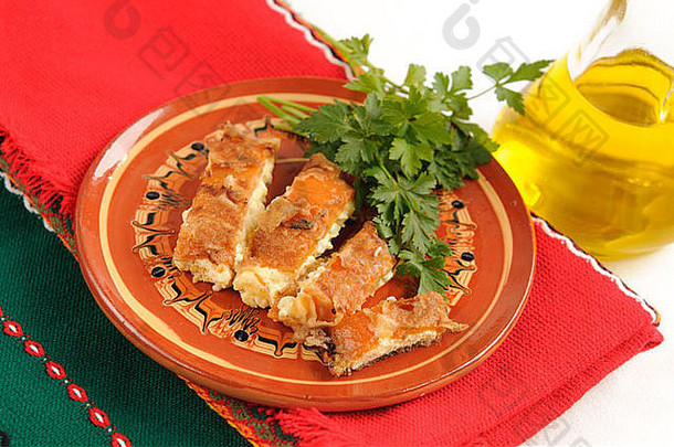 传统的保加利亚红色的辣椒塞羊奶酪炸
