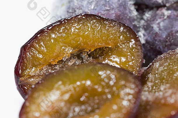 宏特写镜头片多汁的美味的成熟的李子新鲜的冻浆果概念