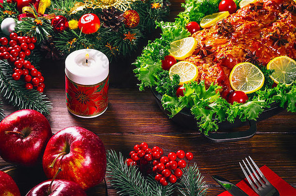 感恩节表格服务烤肉装饰明亮的圣诞节装饰蜡烛圣诞节晚餐烤猪肉肉概念