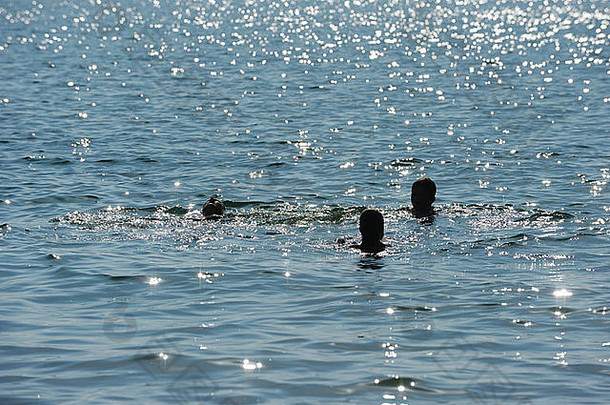 游泳温暖的水湖加里利海