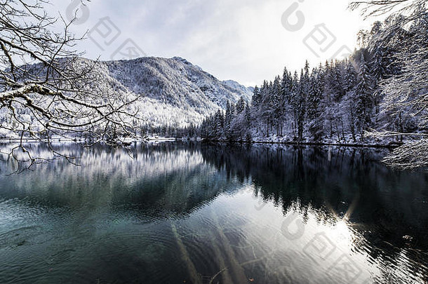 雪冬天湖意大利阿尔卑斯山脉