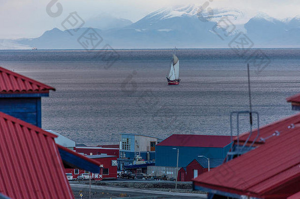 航行船到达港口斯瓦尔巴特群岛朗伊尔城斯匹次卑尔根挪威
