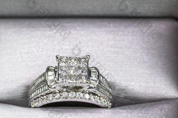 钻石订婚环盒子闪闪发光反射闪闪发光的princess-cut钻石