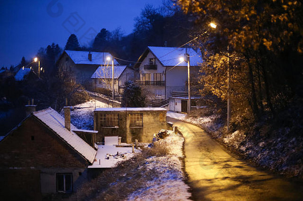 视图房子村覆盖雪日落