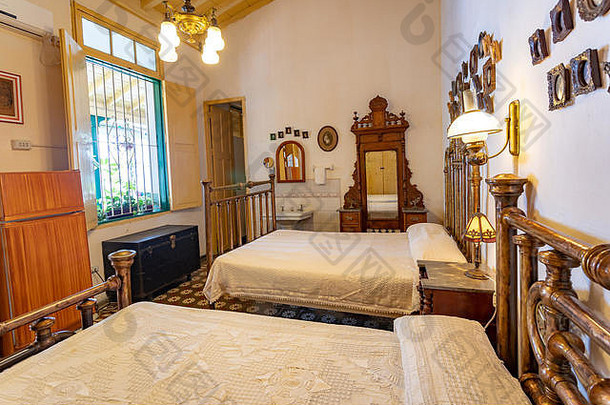 殖民卧室古董床墙装饰绘画古董故事地板上