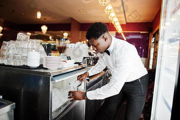非洲美国酒保酒吧选择冰含酒精的饮料准备