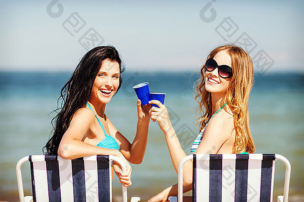女孩饮料海滩椅子