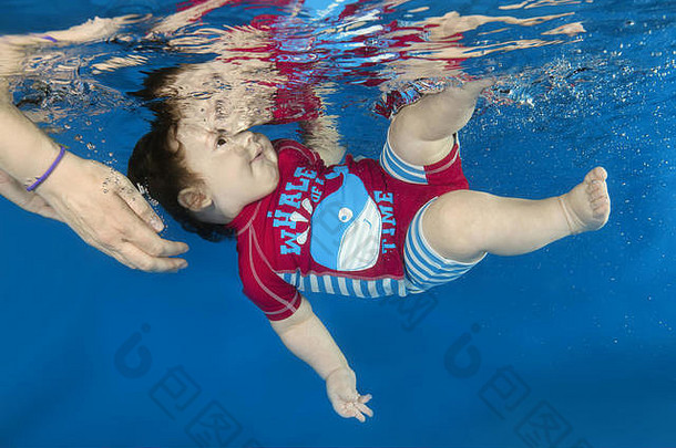 利特尔男孩红色的工作服摆姿势水游泳池敖德萨乌克兰