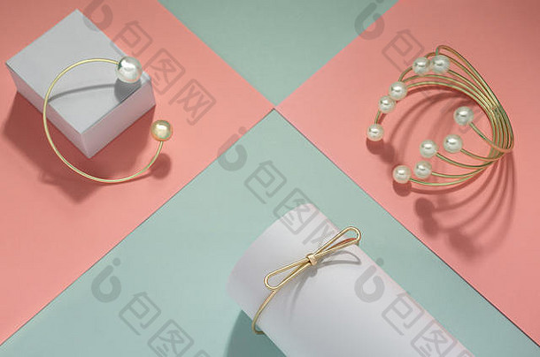 金珍珠手镯纸粉红色的绿色背景