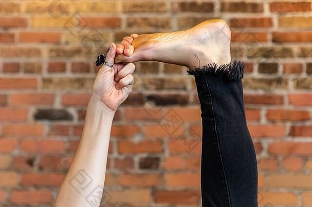 关闭拍摄只脚夫人瑜伽的姿势持有提高了脚趾手串联流瑜伽砖墙复制空间
