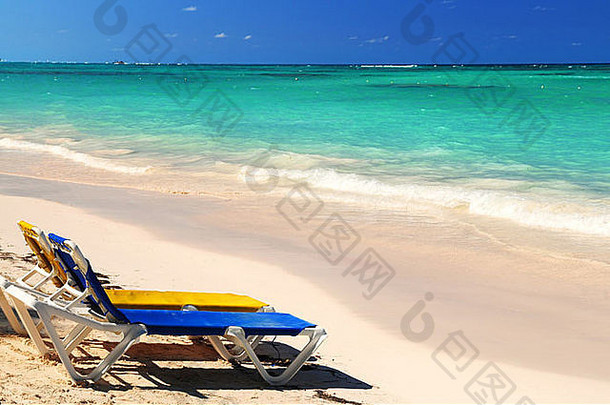 假期椅子桑迪热带海滩加勒比岛