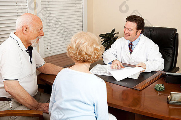 医生讨论治疗选项上了年纪的夫妇办公室